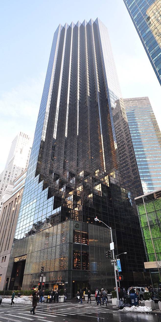 뉴욕에 있는 58층짜리 주상복합형 도널드 트럼프 기업 본사. 위키피디아