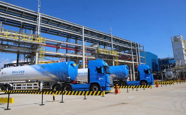 8일 인천시 서구 SK E&S 인천 플랜트에서 생산한 액화수소를 실은 탱크 트레일러들 모습. 인천=연합뉴스
