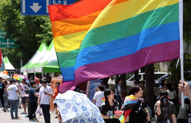 1일 서울 종각역 일대에서 열린 2024 서울퀴어문화축제에서 참가자들이 축제를 즐기고 있다. 뉴스1