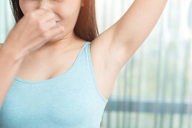 겨드랑이에 많이 분포되어 있는 아포크린샘은 스트레스를 받거나 긴장할 때 흐른다./사진=클립아트코리아