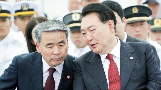 윤석열 대통령이 지난해 9월 인천항 수로 및 팔미도 근해 노적봉함에서 열린 제73주년 인천상륙작전 전승기념식에서 이종섭 국방부 장관과 대화하고 있다. 대통령실통신사진기자단