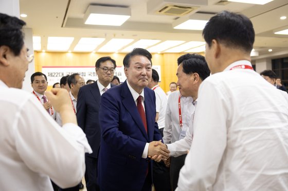 윤석열 대통령이 지난달 30일 충남 천안 재능교육연수원에서 열린 제22대 국민의힘 국회의원 워크숍에서 참석 의원들과 인사하고 있다. 대통령실