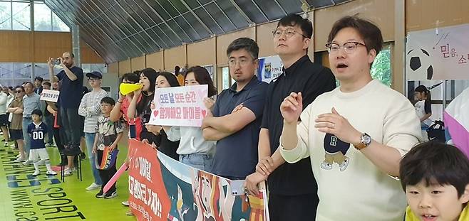 오마이뉴스 응원단이 경기장 한 면을 가득 채웠다. /한국기자협회