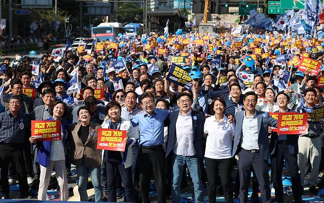 더불어민주당 이재명 대표와 박찬대 원내대표 등이 1일 오후 서울역 인근에서 열린 ‘윤석열 정권 규탄 및 해병대원 특검법 관철을 위한 범국민대회’에서 노래를 부르고 있다. 연합뉴스