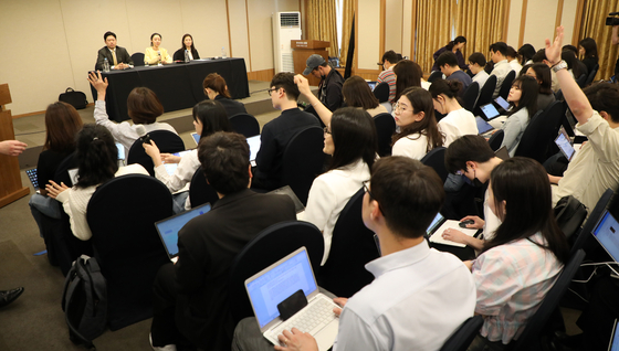 Reporters ask questions during Friday's press conference with ADOR CEO Min Hee-jin [JOINT PRESS CORPS]