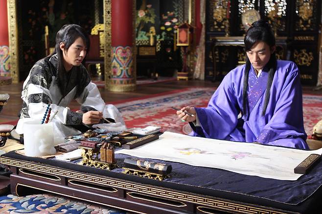 “고려 사람은 자고로 그림을 잘 그려야 하느니.” 영화 ‘쌍화점’의 한 장면. [사진출처=쇼박스]