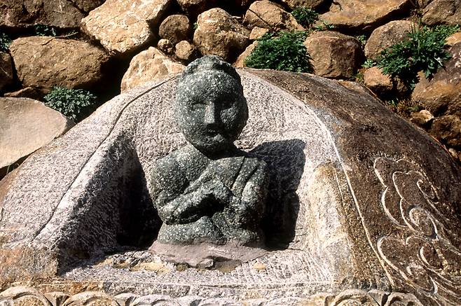 경남 산청군 시천면 중산리 천왕사에 현존하는 지리산 산신상. 고려시대에는 이 같은 유물들이 더욱 많았을 것으로 추정된다. [사진출처=한국민족문화대백과사전]