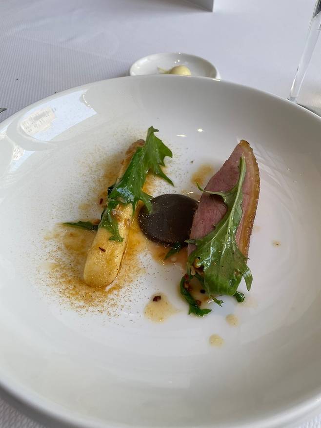 3주 숙성한 오리. [윤원섭 기자]