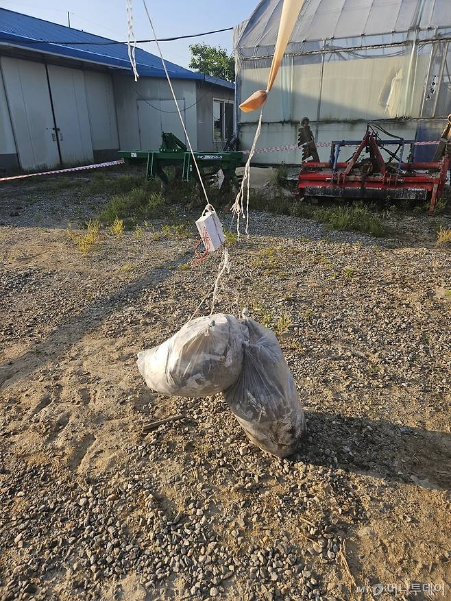 지난달 29일 오전 경기 파주시 탄현면의 한 농막 인근에서 북한이 살포한 대남 오물풍선이 발견됐다. /사진=뉴시스(독자제공)