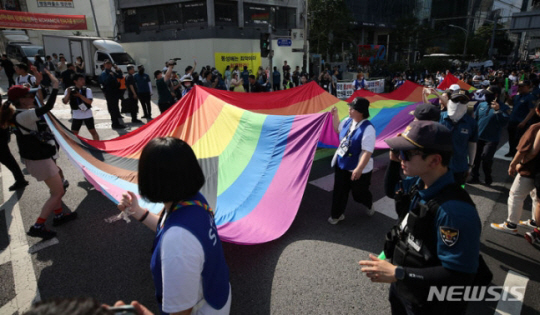 지난해 7월1일 오후 서울 을지로 일대에서 열린 제24회 서울퀴어문화축제에서 참가자들이 행진을 하고 있다.뉴시스