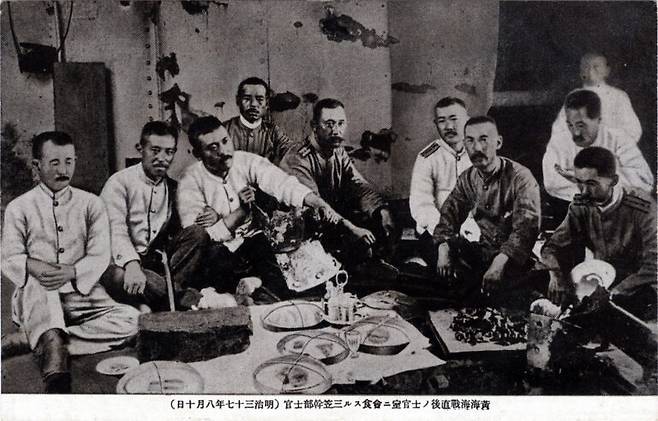 1906년 카레를 먹으며 금요일 미사를 축하하는 전함 미카사(Mikasa)의 일본 해군 장교들 [미카사 역사 기념 군함 박물관]
