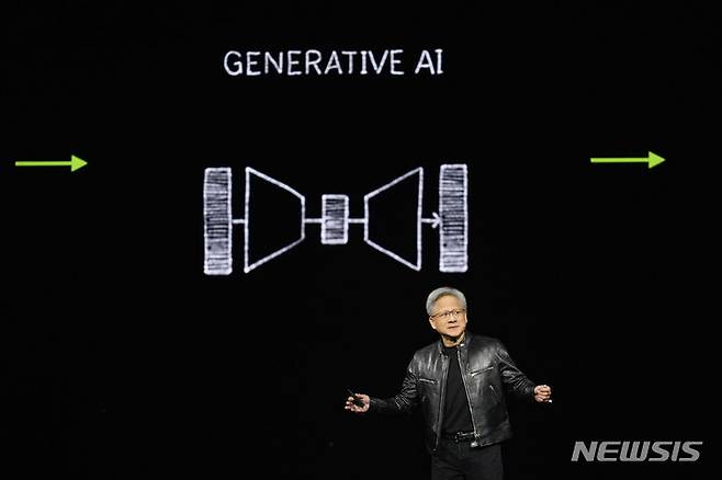 [새너제이=AP/뉴시스] 젠슨 황 엔비디아(NVIDIA) CEO가 18일(현지시각) 미 캘리포니아 새너제이에서 개막한 엔비디아 개발자 콘퍼런스 '엔비디아 GTC'에 참석해 기조연설하고 있다. 2024.03.19.