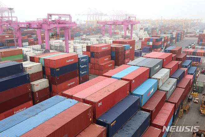 [인천=뉴시스] 전진환 기자 = 21일 관세청에 따르면 지난 1일부터 20일까지 수출 실적은 327억 달러(약 44조6289억원), 수입은 331억 달러(약 45조1682억원)를 기록했다. 전년 동기 대비 수출은 1.5%(4억8000만 달러) 증가했고 수입은 9.8%(35억9000만 달러) 감소했다. 무역수지는 이달 3억400만 달러(약 4148억원)적자를 기록했지만, 연간 누적 기준 102억 달러 흑자를 기록 중이다. 사진은 21일 오전 인천 연수구 인천신항 컨테이너 터미널에 컨테이너가 쌓여 있다. 2024.05.21. amin2@newsis.com