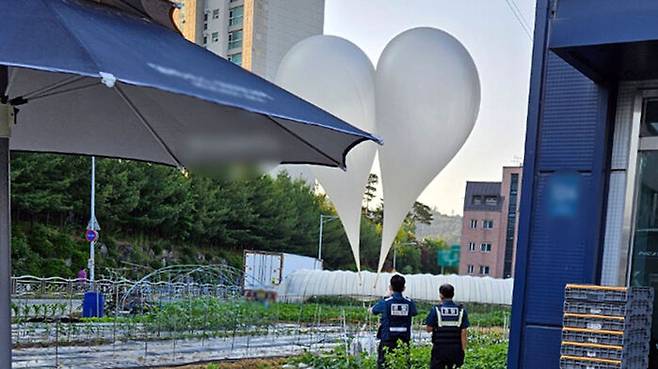 지난달 29일 경기 용인시 처인구의 한 텃밭에서 북한이 날려 보낸 것으로 추정되는 풍선이 발견돼 군과 경찰이 내용물을 조사하는 모습