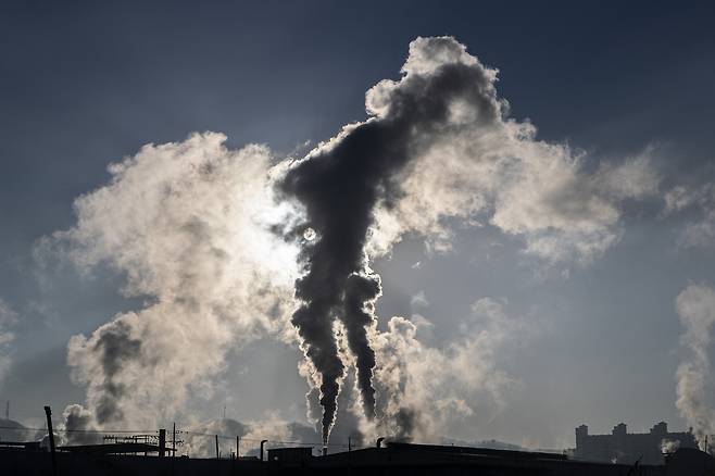 한 공단 굴뚝에서 연기가 피어오르고 있다. 천덕꾸러기 취급을 받지만 탄소는 지구 생태계의 핵심 고리다. ⓒ연합뉴스