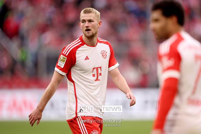 ▲&nbsp;스페인 매체 '토도 피차헤스'는 "맨유가 더 리흐트 영입을 위해 바이에른 뮌헨과 접촉했다"라고 밝혔다.&nbsp;이어 "바이에른 뮌헨은 맨유와 협상 중이다. 이적료 4,250만 파운드(약 750억 원)를 받을 경우 떠나보낼 것이다"라고 덧붙였다.