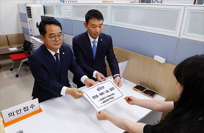 1호 법안 타이틀을 위한 밤샘 대기는 18대 국회에서 시작돼 4년 주기로 반복됐다.[사진=연합뉴스]