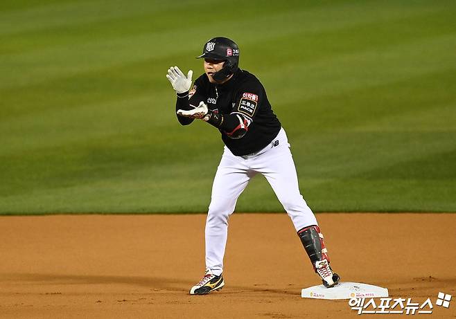 3일 오후 서울 송파구 잠실야구장에서 열린 2023 신한은행 SOL KBO 포스트시즌 KT 위즈와 LG 트윈스의 경기, 1회초 1사 KT 김상수가 안타를 때려낸 뒤 LG 우익수 홍창기의 포구 실책을 틈타 2루까지 진루한 뒤 박수를 치고 있다. 엑스포츠뉴스 DB