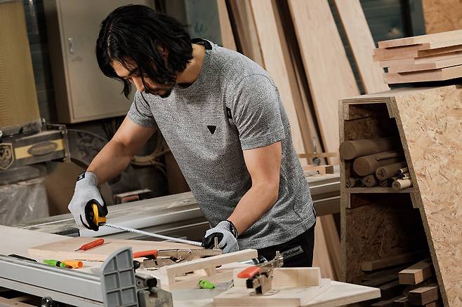 볼디스트 포르페 쿨아머 티셔츠를 착용한 모습 / 사진=코오롱FnC