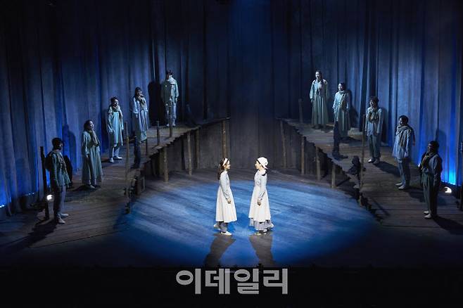 지난 22일 국립정동극장에서 개막한 ‘목소리 프로젝트’ 두 번째 음악극 ‘섬: 1933~2019’의 한 장면. (사진=국립정동극장, 라이브러리컴퍼니)