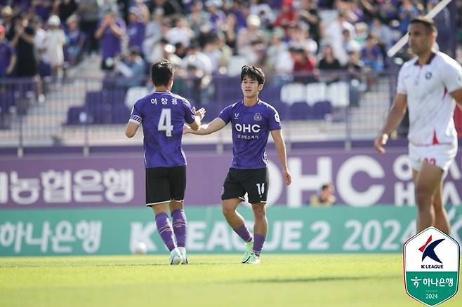 최규현(오른쪽)이 2일 청주전에서 선제골을 넣고 이창용의 축하를 받고 있다. 제공 | 한국프로축구연맹