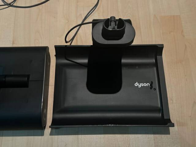 다이슨 물청소기 '워시G1' 충전기. 갖다 얹기만 하면 충전되도록 딱 맞는 모양으로 만들었다. (사진=지디넷코리아 신영빈 기자)