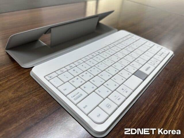 모키보 퓨전 키보드 유니버셜. 스마트폰이나 태블릿PC를 거치해 사용할 수 있다.