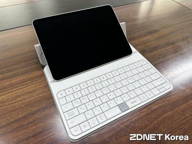 애플펜스를 사용할 때는 받침 각도를 낮춰 사용하면 된다.