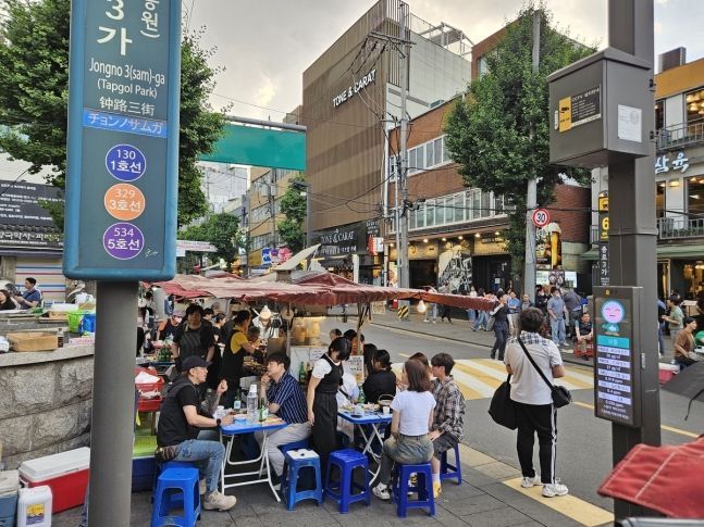 종로3가 3번 출구 앞에 자리한 야장.[사진=연합뉴스]