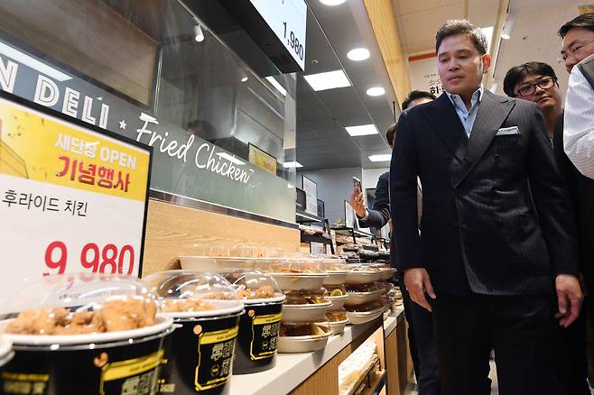 정용진 신세계 회장이 지난해 리뉴얼한 인천 이마트 연수점을 방문해 치킨 델리 매장을 살펴보고 있다. /뉴스1