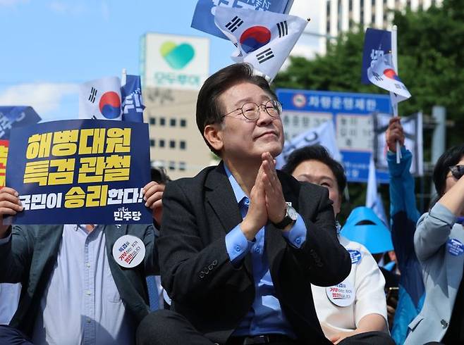 이재명 더불어민주당 대표가 1일 서울역 인근에서 열린 민주당 '해병대원 특검법, 국민이 승리한다' 윤석열정권 규탄 및 해병대원 특검법 관철을 위한 범국민대회에서 박수를 치고 있다. ⓒ뉴시스