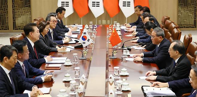 윤석열 대통령(왼쪽에서 세 번째)이 한중일 정상회의를 계기로 방한한 리창 중국 총리(윤 대통령 맞은편)와 양자 회담을 진행하고 있다. 2024.05.26 대통령실사진기자단