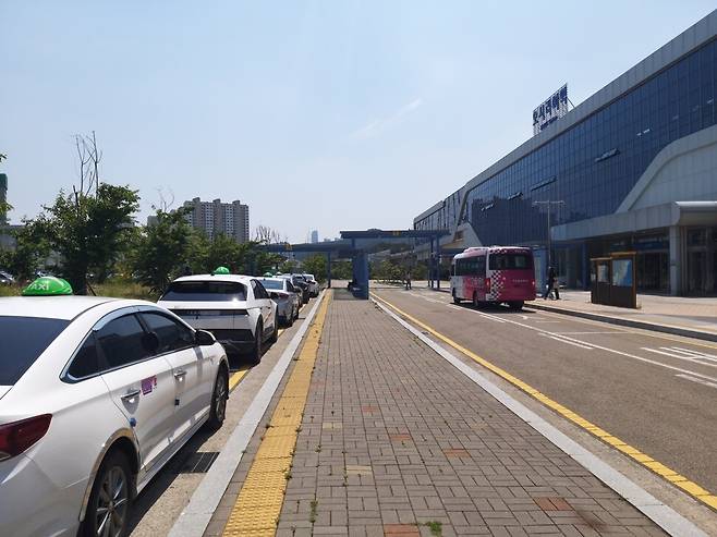 동해선 오시리아역 정류장에 택시들이 손님을 태우려고 줄지어 기다리고 있다. 오른쪽 보라색 승합차가 타바라다. 김광수 기자