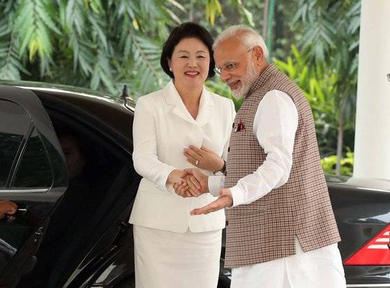 김정숙 여사가 2018년 11월 5일 뉴델리 총리 관저에서 모디 인도 총리와 만나 인사하고 있다. 뉴시스