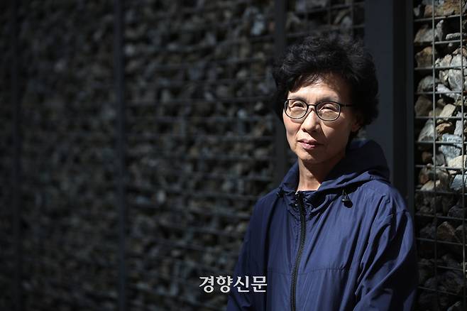 고 김성환 삼성 일반노조 위원장의 아내 임경옥씨를 지난 5월 27일 인천의 한 카페에서 만났다. 임씨는 현장 노동자들을 만나기 위해 전국을 돌던 김성환 위원장을 대신해 가족을 건사했다. 그는 김 위원장에 대해 “한결같았다. 앞뒤의 모습이 다르지 않았다. 처음 만났던 모습 그대로의 사람으로 갔다”고 했다.  권도현 기자