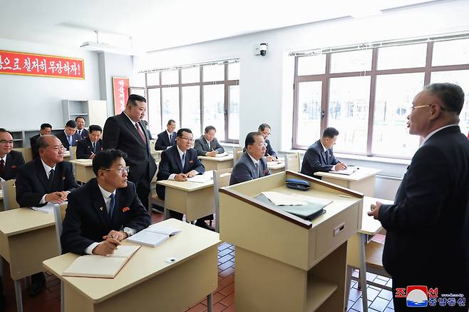 북한 조선노동당 중앙간부학교 개교식이 지난 1일 성대하게 진행됐다고 조선중앙통신이 2일 보도했다. 사진은 김덕훈 내각총리·조용원 당 조직비서·박정천 당 중앙군사위원회 부위원장·최선희 외무상 등 당 중앙위 정치국 위원들이 김정은이 강의실 뒤에서 지켜보는 가운데 재교육을 받는 모습. 조선중앙통신|연합뉴스