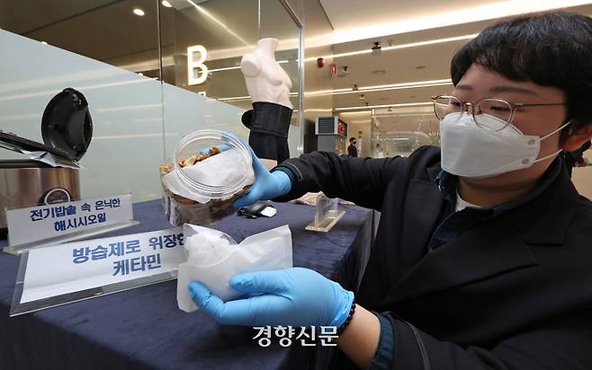 지난 1월17일 인천국제공항 제1여객터미널에서 관세청 직원이 여행객 등이 마약류를 밀반입하다 적발된 사례를 설명하고 있다. 문재원 기자