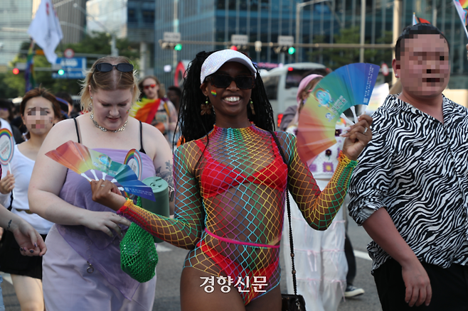 외국인들도 제25회 서울퀴어문화축제에 참여했다. 축제는 지난 1일 서울 중구 을지로 일대에서 열렸다. 정효진 기자