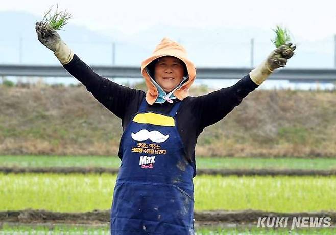 지난 달 29일 오전 김제시 광활면 옥포리 들녘에서 농부 정정순 씨가 논에 모를 심던 중 잠시 허리를 펴고 밝은 표정을 짓고 있다.