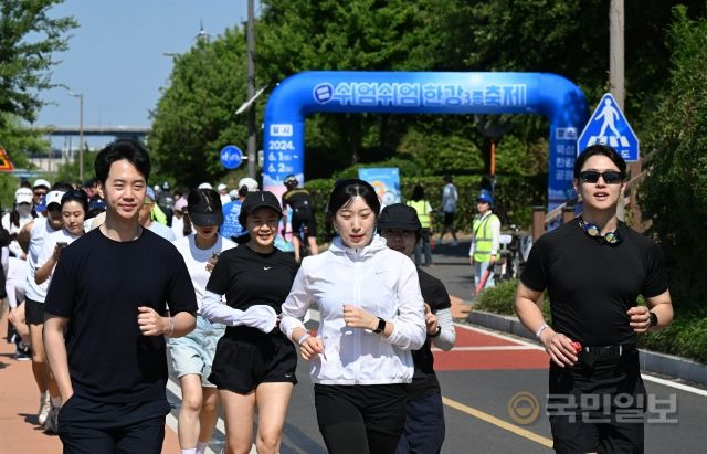 2일 서울 광진구 뚝섬한강공원에서 열린 제1회 쉬엄쉬엄 한강 3종 축제에서 달리기 코스에 참여해 시민들이 런닝을 하고 있다.