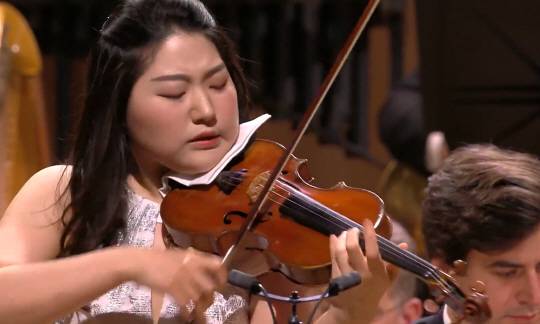 바이올리니스트 아나 임의 퀸 엘리자베스 콩쿠르 결선 연주 모습. 퀸 엘리자베스 콩쿠르 홈페이지 캡처