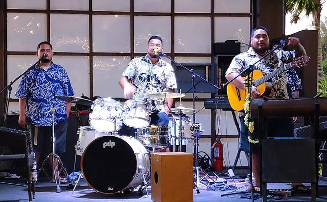 태평양 문화 공연을 이끌고 있는 미키의 차모로 동생(가운데 드러머)