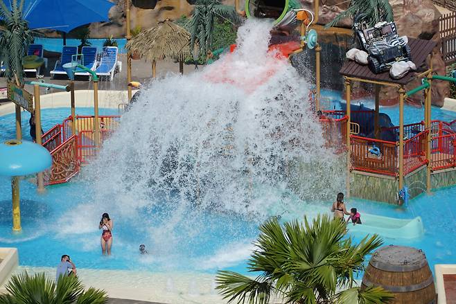 월드리조트 워터파크 코끼리 물폭탄은 사이판의 명물이다. 스포츠관광 인플루언서 스포츠봉이 사진촬영에 임하고 있다.