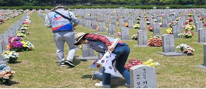 [대전=뉴시스] 도로공사 대전충남본부 직원들이 국립현충원을 찾아 묘역정비, 태극기 꽂기 등 봉사활동을 하고 있다.(사진=도공 대전충남본부 제공) *재판매 및 DB 금지