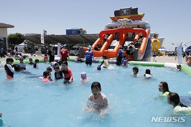 [화성=뉴시스] 화성 뱃놀이 축제 행사장에 설치된 물놀이장