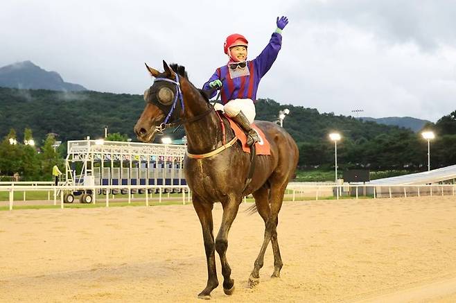 [김해=뉴시스]글로벌히트와 김혜선 기수.2024.06.02.(사진=부산경남경마공원 제공) photo@newsis.com *재판매 및 DB 금지