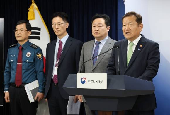 이상민 장관, 민원공무원 보호강화 범정부 종합대책 발표 - 이상민 행정안전부 장관이 5월 1일 정부서울청사 브리핑실에서 악성민원 방지 및 민원공무원 보호강화 범정부 종합대책을 발표하고 있다. 2024.5.2 연합뉴스