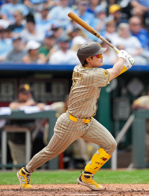 BASEBALL-MLB-KC-SD/ - Jun 1, 2024; Kansas City, Missouri, USA; San Diego Padres shortstop Ha-Seong Kim (7) hits a three run double against the Kansas City Royals during the fourth inning at Kauffman Stadium. Mandatory Credit: Jay Biggerstaff-USA TODAY Sports