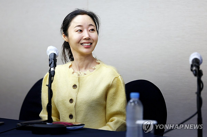 2차 기자회견에서 미소짓고 있는 민희진 어도어 대표. 연합뉴스 제공.