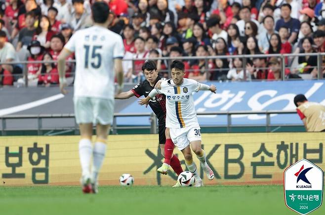 ▲ FC서울-광주FC의 K리그1 16라운드. 제시 린가드, 엄지성 등이 볼을 경합 중이다. ⓒ한국프로축구연맹